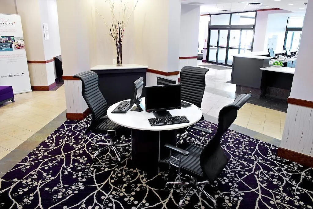 Radisson Hotel Toronto East 3*,