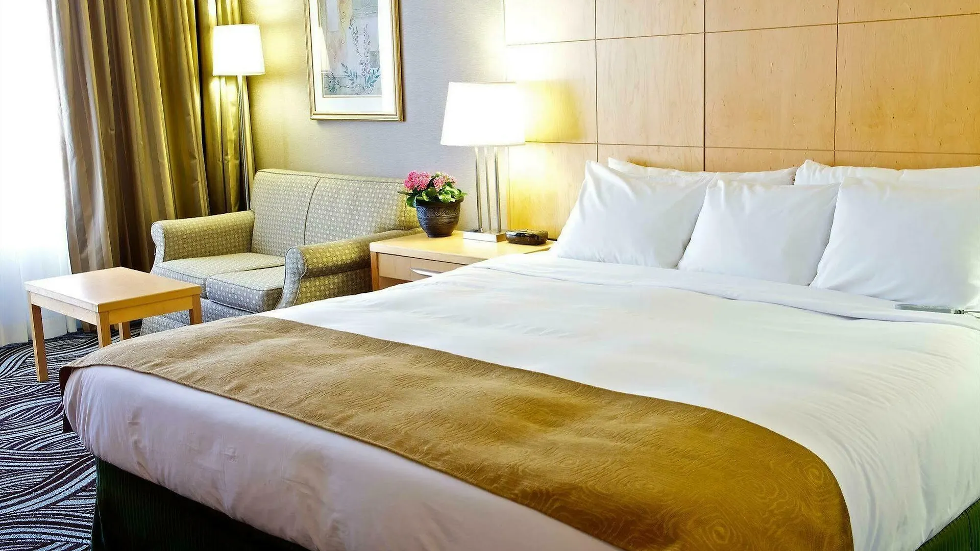 Radisson Hotel Toronto East 3*,
